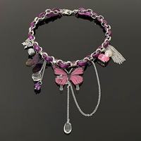 Collier ras du cou Y2K avec pendentif papillon violet et pompon, design tendance et cool, bijou fantaisie pour femme, idéal pour un cadeau