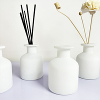 Populaire 100ml 150ml 200ml Noir Gris Coloré Rond Parfum Reed Diffuseur Bouteille En Verre avec Bouchon De Liège