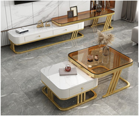 Table basse en verre simple du sol au plafond, meuble TV combiné, pour salon moderne en appartement compact, style dalle de roche