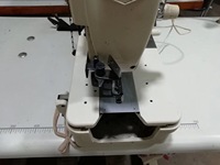 Machine à boutonner à point noué à 1 aiguille JUKIs LBH-781, machine à boutonner d'occasion, machine à coudre industrielle avec table