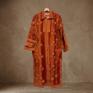 Manteau long en velours orange rouille fait main sur mesure avec applique motif floral orange ton sur ton en forme de vigne – Vente en gros - Product Image 6