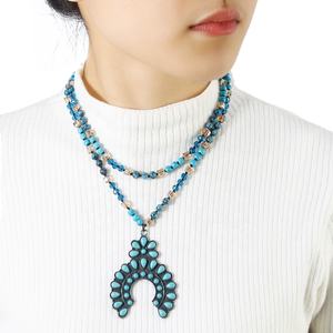 JH Fashion Western Ethnischer Bohemian Schmuck 2-lagige 6mm Türkis Naturstein Handgefertigte Halskette mit Blumenanhänger - Product Image 1