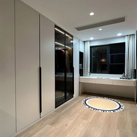 Armoire de chambre à coucher moderne sur mesure avec bureau intégré, design en bois écologique pour une utilisation efficace de l'espace