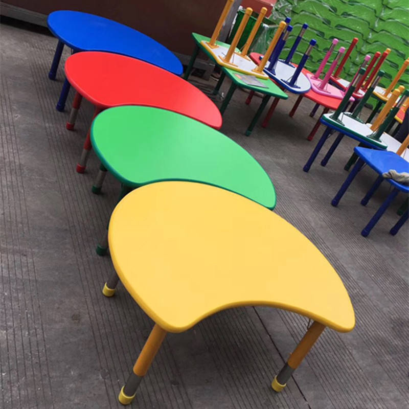 Table en bois en forme de lune