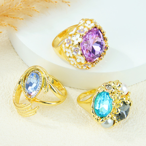 Bague Cocktail Florale Tendance Européenne en Cuivre Plaqué Or 14K avec Moissanite et Grand Cristal Carré Exquis - Product Image 4