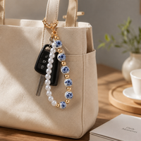 Porte-clés en porcelaine chinoise bleue et blanche fait main, breloque de sac en perles d'imitation, accessoires pendentifs, porte-clés en cristal irisé