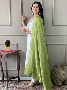 เสื้อผ้าสตรีสไตล์โมเดิร์น Radhe ผ้าฝ้ายสีขาวนวลแบบดั้งเดิม รีไซเคิล ปักลาย ระบายอากาศได้ดี ทรงตรง พร้อมผ้าคลุมไหล่ลายแจ็คการ์ด ขนาด 2.20 เมตร - Product Image 3