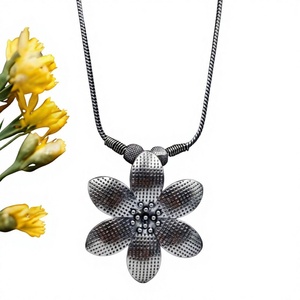 Charmant collier pour filles avec pendentif de style fleurs uniques en argent allemand oxydé chaîne perle pierre principale-cadeau parfait pour les filles - Product Image 1