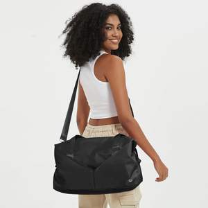 Sac fourre-tout léger et imperméable en polyester, personnalisable avec logo, pour femme, idéal pour les voyages, le travail, la plage, la salle de sport et le yoga. - Product Image 6