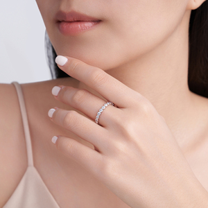 Anillo de Eternidad con Moissanita Engastada en Bisel de Plata de Ley S925 de 0.56 CTW, Anillo de Lujo para Boda o Uso Diario - Product Image 5