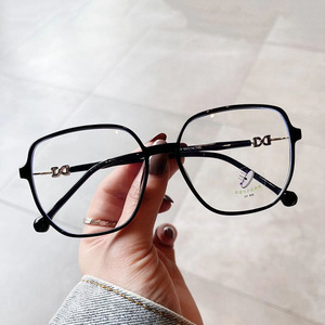 Nouvelles lunettes anti-lumière bleue TR90 à monture carrée pour femmes, design irrégulier, monture extra large avec verres AC et pont nasal moyen - Product Image 2