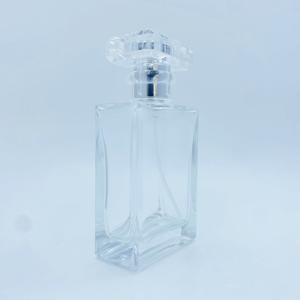 Botella de Perfume de Vidrio Transparente Rectangular de 50 ml con Tapa de Plástico y Sello Dorado para Dispensar Fragancias en el Cuidado Personal - Product Image 2