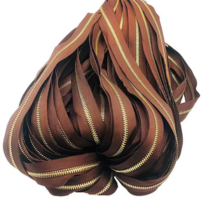 Longues fermetures éclair personnalisées en usine Hengda fermetures éclair dorées personnalisées de 2 mètres en métal <span class=keywords><strong>fermeture</strong></span> éclair dorée par cour pour sacs - Product Image 1
