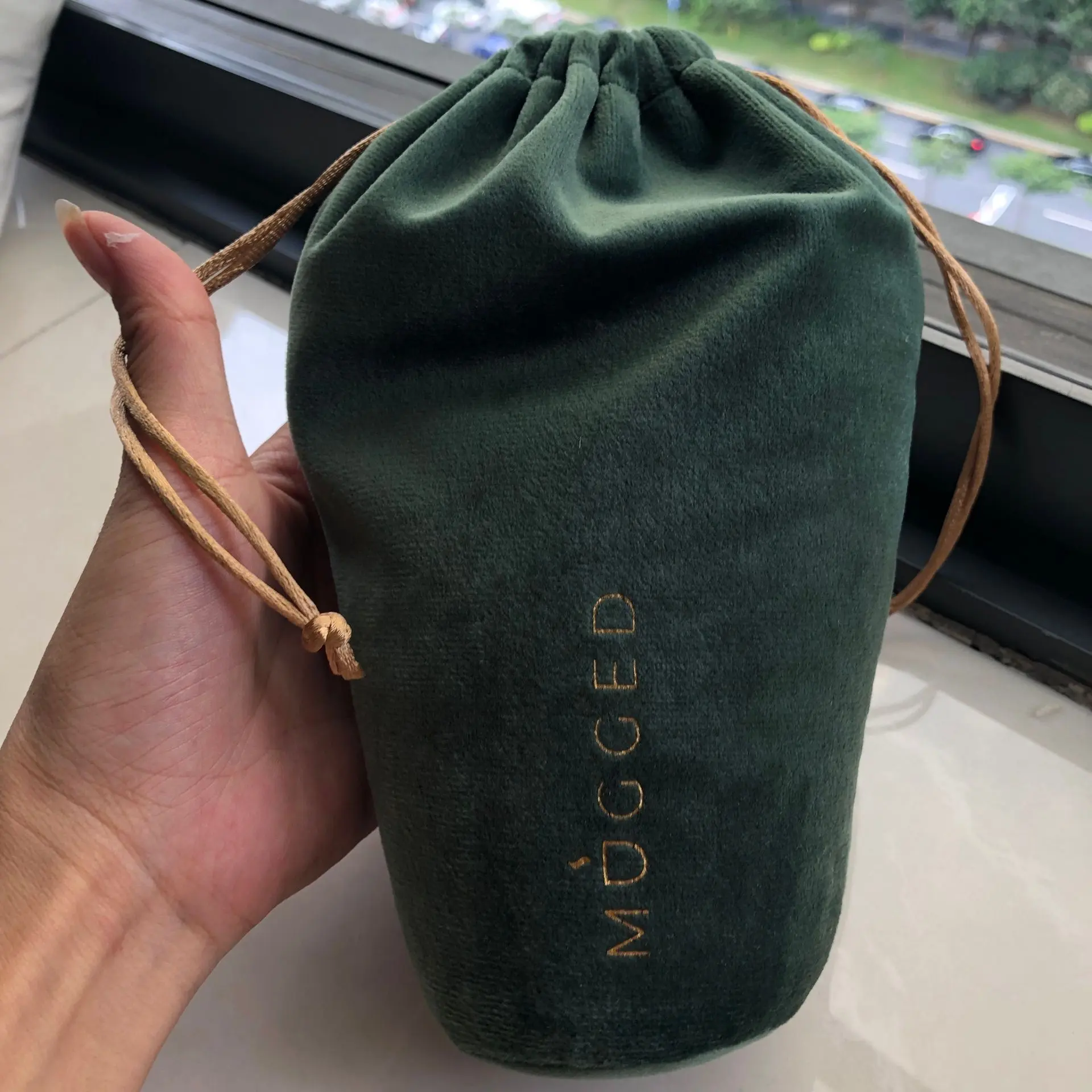 Custom Shape Velvet Packaging Bag Super Soft Oliver Velvet Drawstring Bag With Round Bottom