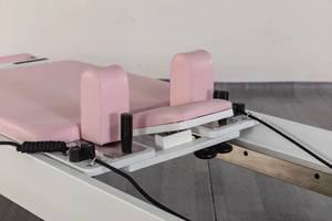 Cama de Yoga Económica Personalizada OEM para Estiramiento y Entrenamiento, Reformer de Pilates de Aluminio Ligero de la Mejor Calidad para Estudio, Color Rosa - Product Image 2