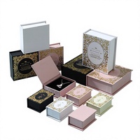 Boîte à bijoux magnétique à rabat style livre, design double anneau estampé, en stock pour emballage de colliers et bijoux