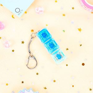 โลโก้แบบกำหนดเอง สีแบบกำหนดเอง สไตล์อนิเมะ พิมพ์ลายเรืองแสงด้วย UV ปุ่มกดแบบพกพา ของที่ระลึกแปลกใหม่ ปุ่มกดคลิกเกอร์ PVC ของขวัญ - Product Image 2