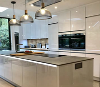 Meuble de cuisine modulaire professionnel sur mesure avec évier et robinet, finition laquée brillante/mate, fabriqué à Foshan depuis 18 ans, avec îlot central