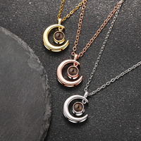 Colliers personnalisés avec projection photo 2026. Pendentif unisexe tendance en acier inoxydable avec inscription « Je t'aime » en 100 langues, motif lune et soleil, couleur or.