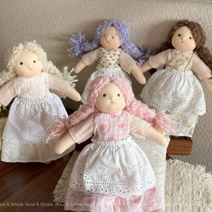 Poupées Waldorf Artisanales en Gros pour l'Éducation des Enfants, avec Robes Amovibles, Jouet en Tissu Apaisant et Émotionnel - Product Image 3