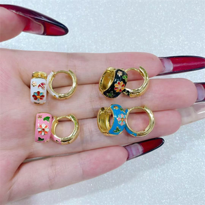 Pendientes <span class=keywords><strong>de</strong></span> aro esmaltados encantadores para las orejas, esmaltados pendientes <span class=keywords><strong>de</strong></span> aro <span class=keywords><strong>de</strong></span> varios colores chapados en <span class=keywords><strong>oro</strong></span>, pendientes <span class=keywords><strong>de</strong></span> flores, joyería al por mayor - Product Image 1