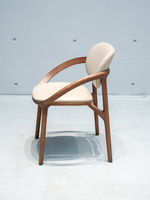 Chaise de restaurant de luxe commerciale en bois d'acacia massif à grain ouvert, sculptée CNC 5 axes, courbée et tapissée, au design organique