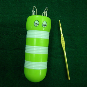 HC0159 <b>Pompom</b> <b>Makers</b> |Green Striped Plastic Crochet Hook Holder With Eyes Portable Craft Storage For Knitting Tools - Product Image 5