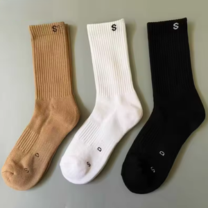 Chaussettes Athlétiques Blanches Sans Marque, Faible MOQ, Logo Personnalisé, Tissu Extensible Doux pour la Peau, Chaussettes Mi-Mollet pour le Sport, la Gym, le Basketball et le Quotidien - Product Image 1