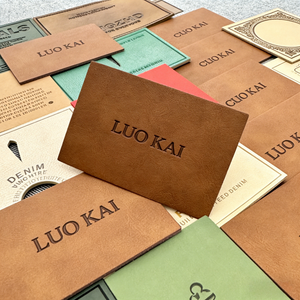 ป้ายหนังรักษ์โลกคุณภาพสูงสำหรับขายส่ง ปั๊มนูน/ปั๊มจม พิมพ์ลาย ตัดตรง พับได้ ป้ายโลโก้แบรนด์ตามสั่ง สำหรับเสื้อผ้าและกระเป๋า - Product Image 1