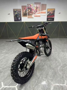 Motocicleta Todoterreno Muy Atractiva y Potente que Sube la Montaña - Product Image 5