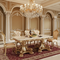 Table à manger élégante d'inspiration baroque, cadre sculpté doré, plateau en marbre, parfaite pour les banquets à domicile haut de gamme ou les événements formels