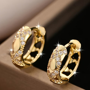 Orecchini a Cerchio Traforati per Uomo e Donna, Design Minimalista, Accessori per Orecchie da Indossare Ogni Giorno - Product Image 1