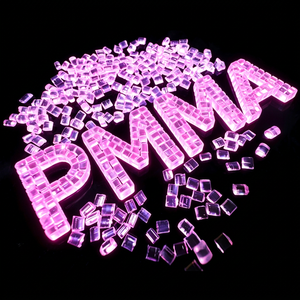 เม็ดพลาสติก PMMA สีชมพูโปร่งแสง ความโปร่งแสง 80% เกรดอาหาร สำหรับงานขึ้นรูปโคมไฟ เรซินอะคริลิกใส - Product Image 1