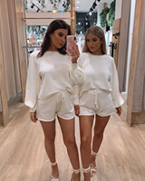 Ensemble décontracté deux pièces en maille unie avec haut court à lacets et manches longues, et pull court sexy