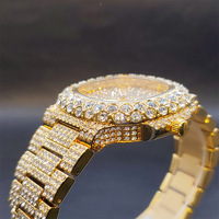 Herren Iced Out CZ Uhr mit Kissenförmigem Gehäuse, Doppelreihiger Lünette, Pavé-Zifferblatt, Datumsanzeige und Armband - Luxuriöse Armbanduhr
