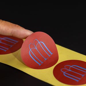 Etiquetas Adhesivas de Vinilo con Logotipo de Marca Personalizadas al por Mayor, Hoja de Papel Redonda Roja Impermeable Impresa para Perfume y Lápiz Labial - Product Image 2