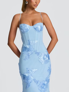 Abito lungo elegante da donna con ricamo floreale 3D, schiena scoperta e laccetti, per feste ed eventi serali - Product Image 2