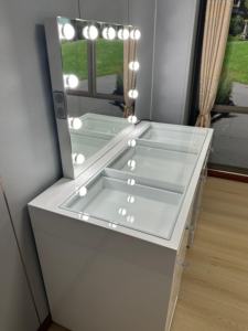 Coiffeuse moderne en MDF avec tiroirs et armoires Miroir lumineux tricolore équipé Bluetooth pour chambre à coucher - Product Image 3