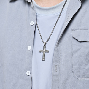 Collar cruzado de acero de titanio con diseño único y nudo para hombre, joyería moderna y resistente a la decoloración, fabricado en Dongguan. - Product Image 3