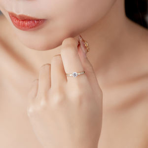 แหวนแต่งงานคู่รัก ดีไซน์เรียบหรู ทองคำแท้ 18K ประดับเพชร รุ่น Lotus Custom Ring สำหรับผู้หญิง - Product Image 4