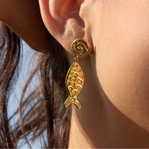 Pendientes de Acero de Titanio con Diseño de Pez Martillado, Color Dorado, Joyería de Moda con Forma de Animal - Product Image 2