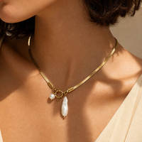 Collier élégant pour filles, style royal français, plaqué or 18 carats PVD, chaîne trombone, avec double pendentif baroque irrégulier en perle d'eau douce