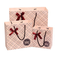 Bolsa de papel de regalo de lujo con logotipo impreso personalizado al por mayor bolsas de papel de compras de boutique al por menor con su propio logotipo