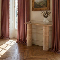 Table console en marbre travertin beige Dream Home, plateau ondulé organique, base double cylindre épaisse, meuble d'entrée.