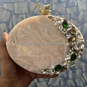 Embrayages de boîte en résine pour femmes Sacs à main en acrylique élégants avec services OEM/ODM pour marques de mode du monde entier faits à la main en Inde - Product Image 1