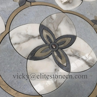 Mosaïque de luxe hexagonale pour salle de bain et crédence de cuisine, en pierre blanche Thassos, métal doré, cuivre, laiton, mosaïque de marbre découpée au jet d'eau
