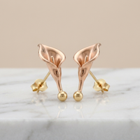 Boucles d'oreilles clous en cuivre plaqué or 18 carats motif fleur de lys Calla, bijoux tendance et élégants à pétales sculptés pour femme, fabriquées aux États-Unis, cadeau