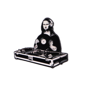 Badge en émail créatif et amusant <span class=keywords><strong>DJ</strong></span> Mona Lisa, motif de la célèbre peinture de la Dame, avec platine vinyle et mélangeur - Product Image 1