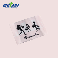 Étiquettes tissées personnalisées écologiques à pliage central pour vêtements en satin, impression de logo thermocollant, couleur et taille personnalisées, bord cousu