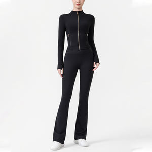 Комплект для йоги и фитнеса из 2 предметов для женщин больших размеров: дышащие леггинсы с расклешенными штанинами и быстросохнущая майка (со склада в США) - Product Image 2